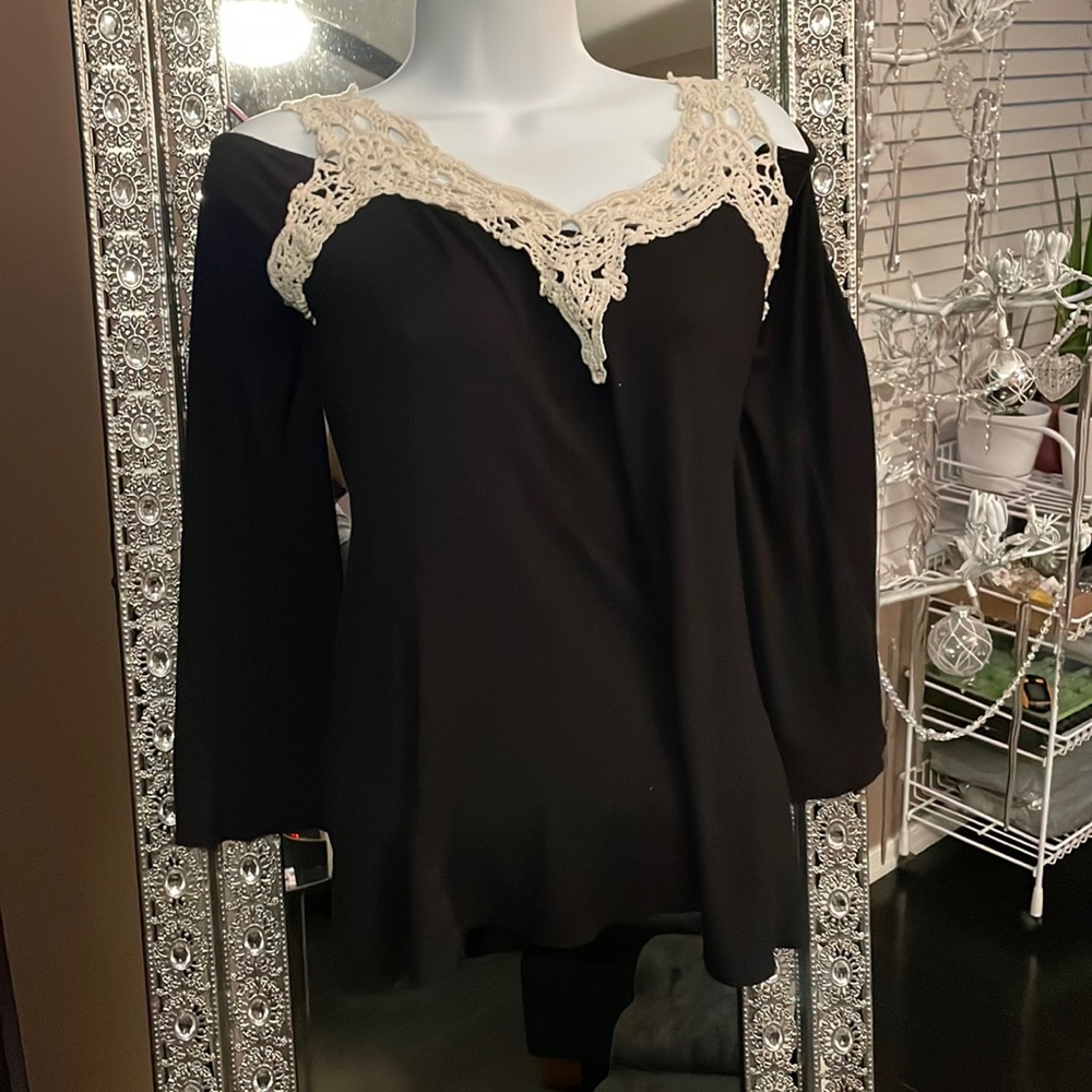 Cold shoulder Venus top